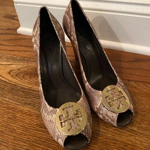 Tory Burch Reva Wedges size 7.5 snakeprint NWOT